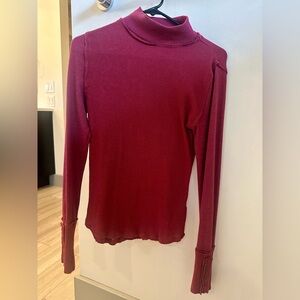 Free people turtleneck size medium gently worn in brick red color